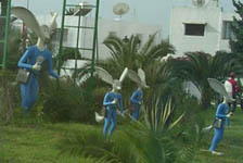 Статуи феньков перед тунисским отелем